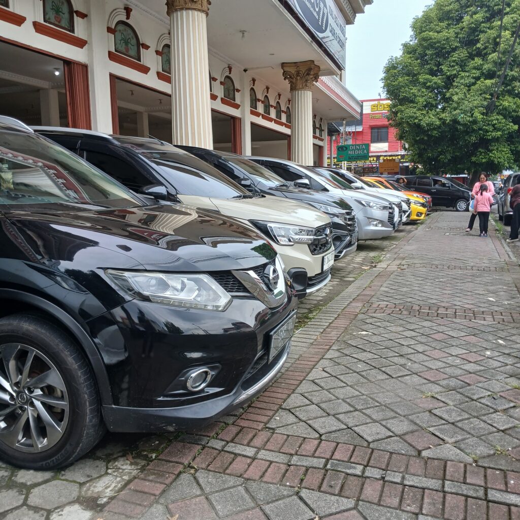 Ilustrasi konsumen memilih mobil bekas di showroom Auto 77 Purwokerto