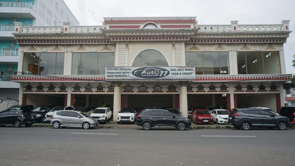 Pembeli sedang mengecek unit mobil bekas di showroom terpercaya di Banyumas