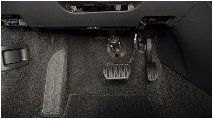 Hindari Kebiasaan Ini Saat Mengemudi Mobil Matic